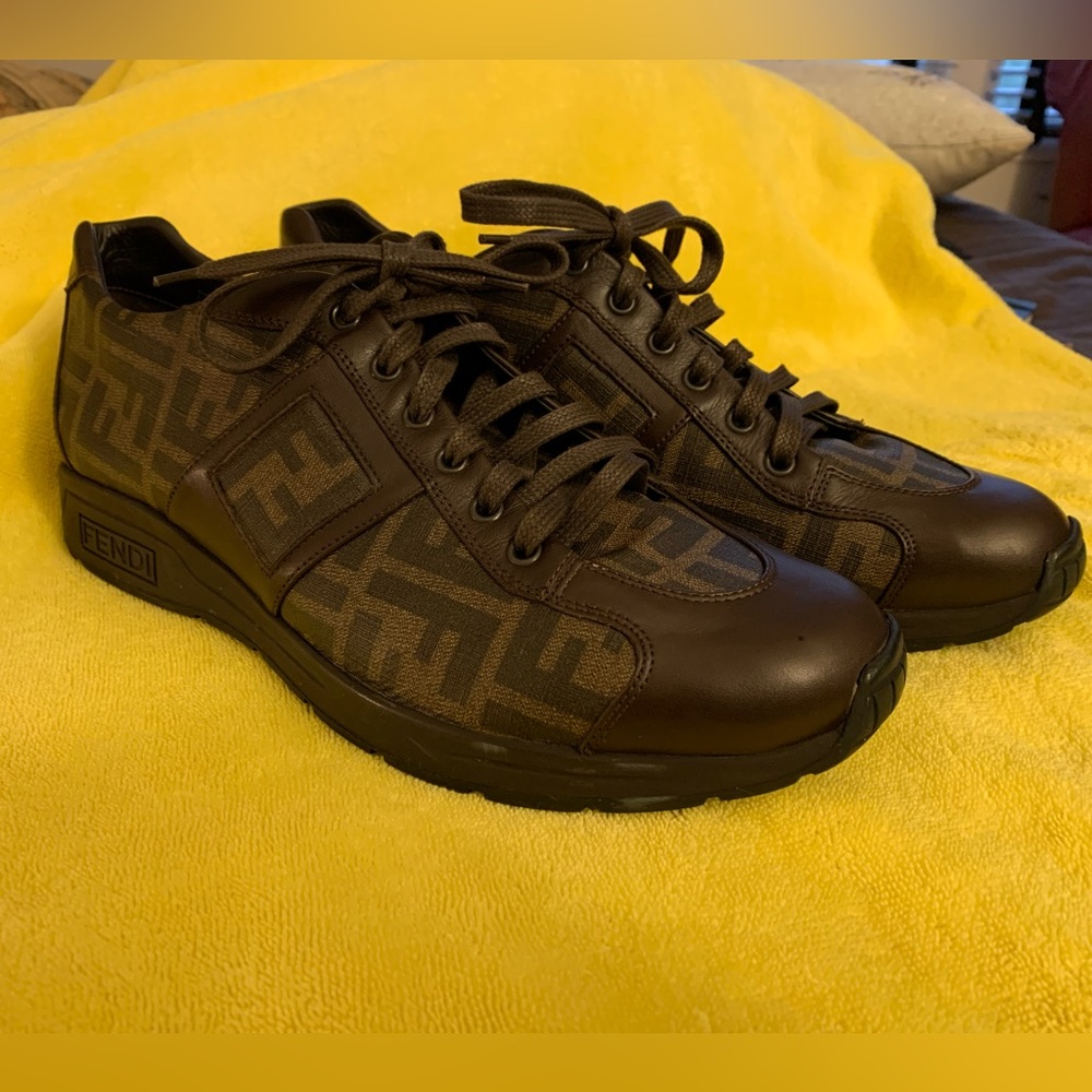 Logo Sneakers